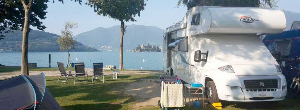 Grote camper huren voor vakantie in België met uitzicht op meer - mobiel en goedkoop overnachten