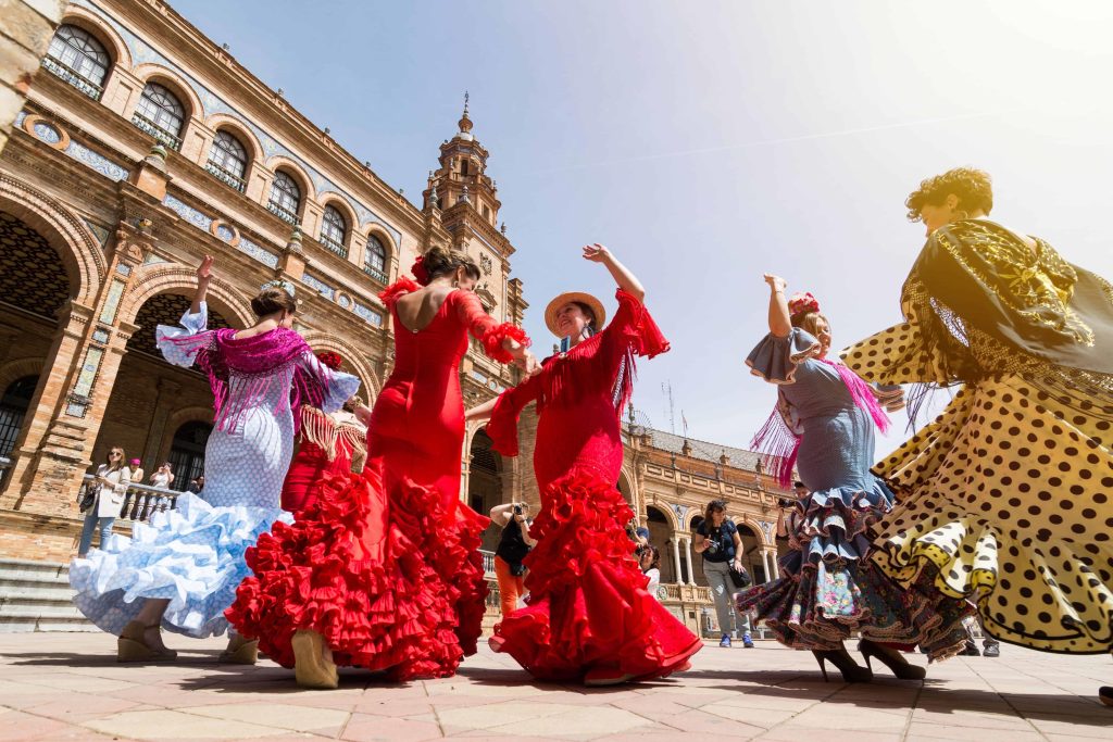 Kleurrijke festivalsfeer met traditionele decoraties tijdens festivals in Andalusië in Sevilla